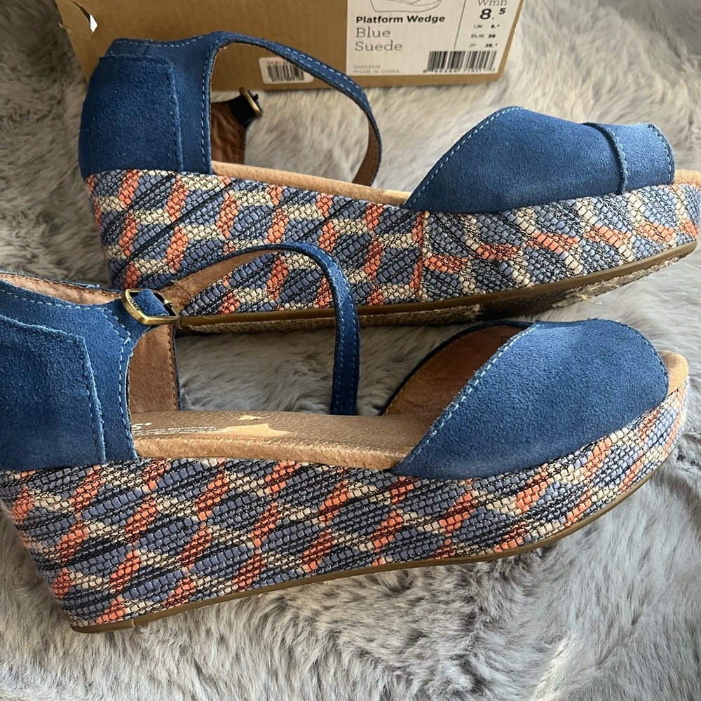 Toms, Womens size 8.5, Blue Platform Sandal